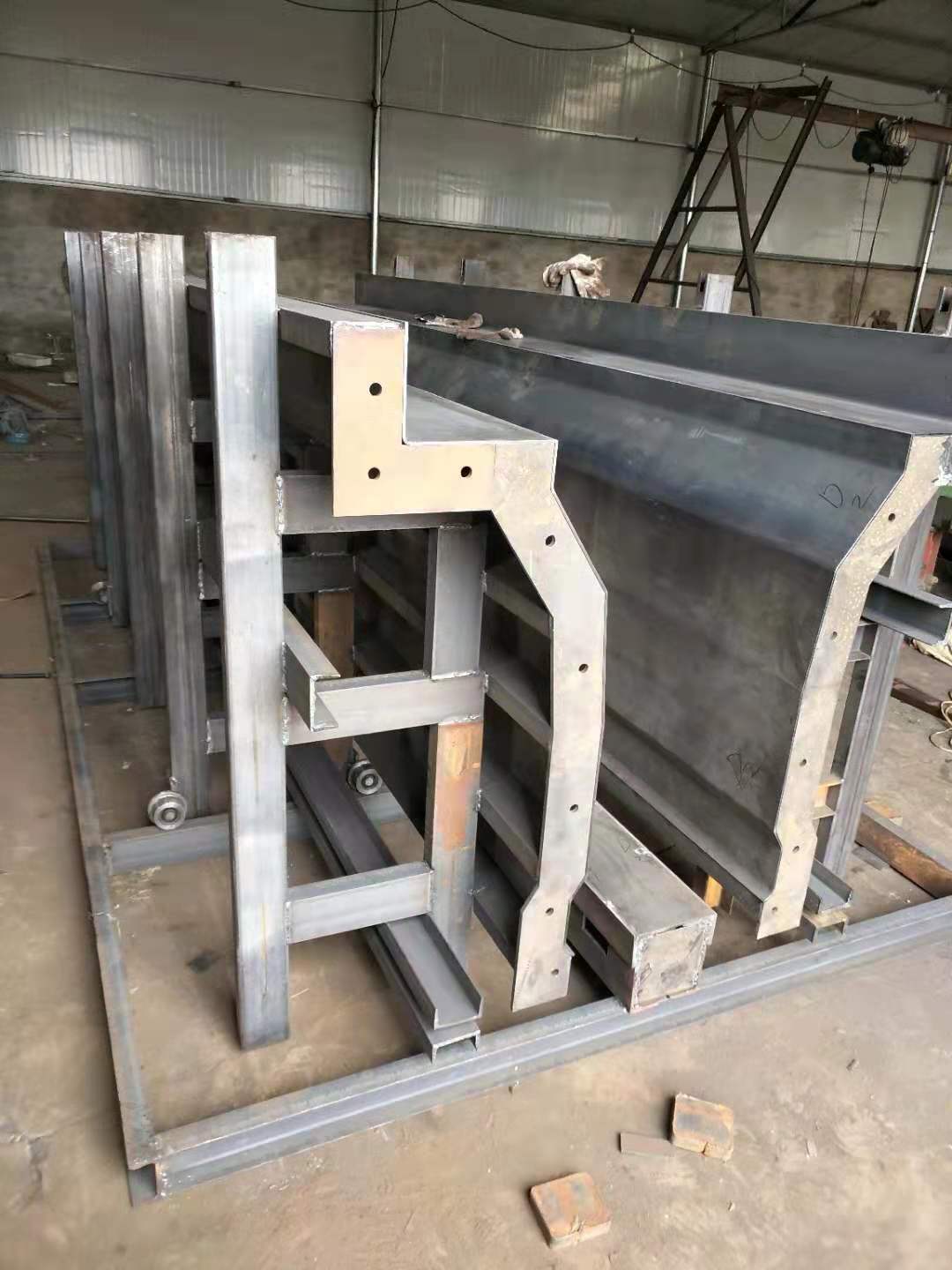 1587954335735843.jpg 高速隔离墩模具5.jpg