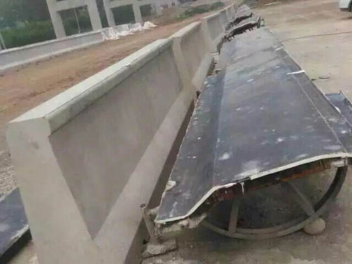 1632353781990236.jpg 高速公路防撞墙三亿(中国).jpg