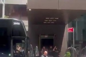 纽约球迷吐槽：特朗普最好别来看总决赛！我们已经够倒霉了，会疯狂嘘爆他！