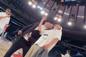 杨毅和杨健现身尼克斯主场：我们两个位置加起来670万美刀！