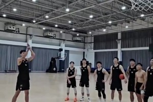 叫你模仿没叫你超越！球迷模仿申京打球，动作细节都到位了！