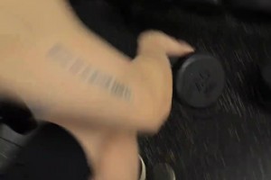 0-2落后心态依旧轻松！文班抵达麦迪逊花园进行训练，有说有笑